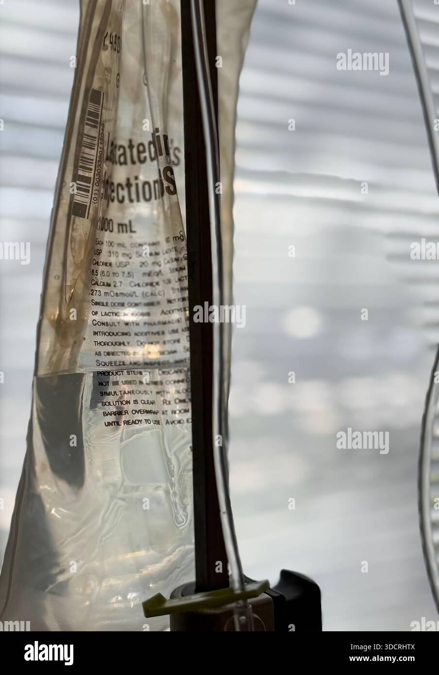 Une salle de chirurgie ambulatoire propre et moderne avec une table d'opération, des lumières chirurgicales, du matériel de surveillance et des instruments stériles disposés pour être efficaces Banque D'Images