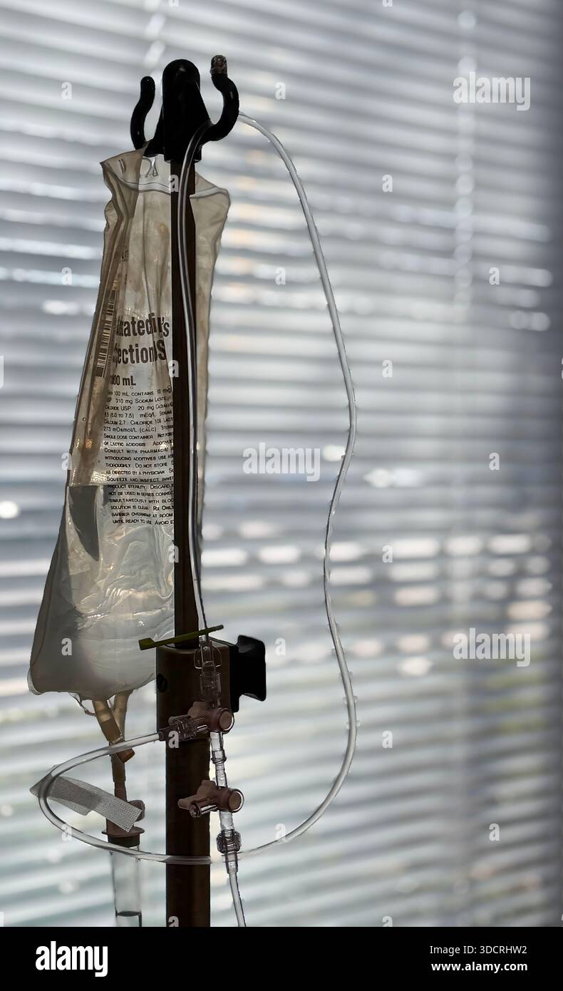 Une salle de chirurgie ambulatoire propre et moderne avec une table d'opération, des lumières chirurgicales, du matériel de surveillance et des instruments stériles disposés pour être efficaces Banque D'Images