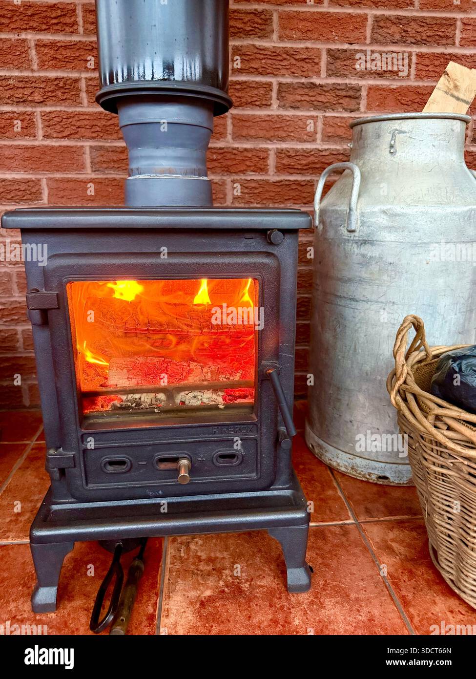Un poêle à bois Firefox dans une maison au Royaume-Uni Banque D'Images