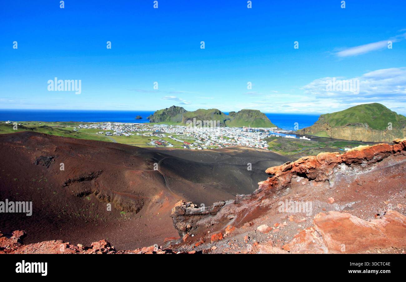 Vue panoramique de Heimaey depuis le bord du volcan Eldfell. Banque D'Images