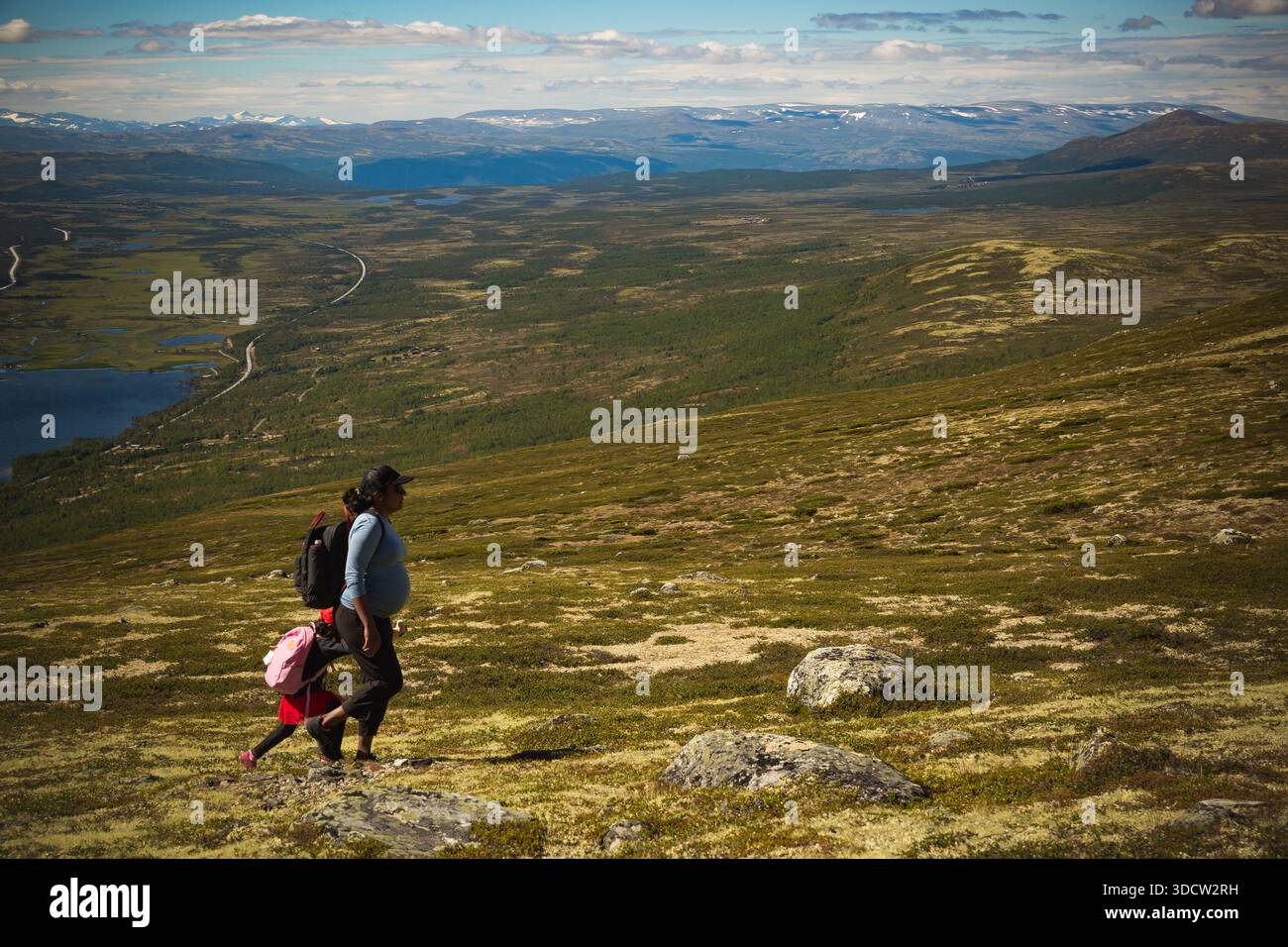 Maman enceinte et fille faisant de la randonnée Dovrefjell Banque D'Images