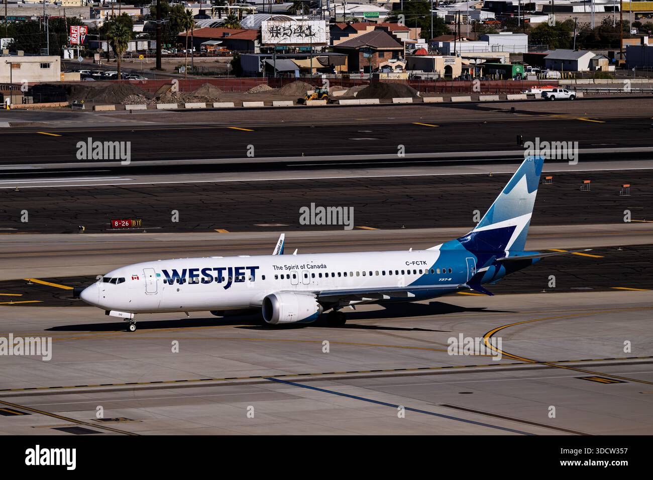 Sky Harbor Airport 12-21-2025 Phoenix, AZ États-Unis WestJet Airways Boeing 737-Max8 C-FCTK sur la voie de circulation C à Phoenix Sky Harbor Intl. Aéroport. Banque D'Images