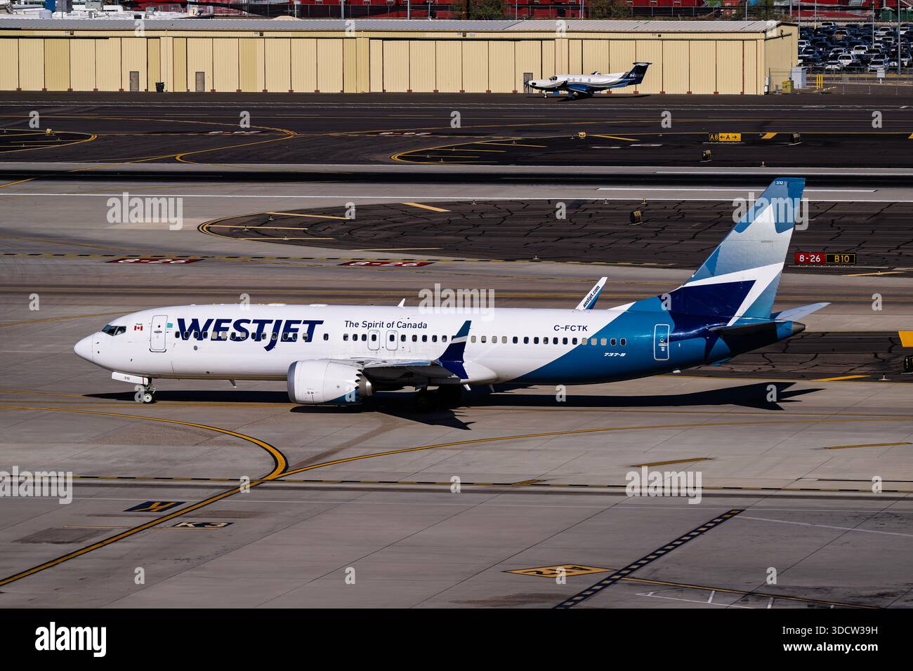 Sky Harbor Airport 12-21-2025 Phoenix, AZ États-Unis WestJet Airways Boeing 737-Max8 C-FCTK sur la voie de circulation C à Phoenix Sky Harbor Intl. Aéroport. Banque D'Images