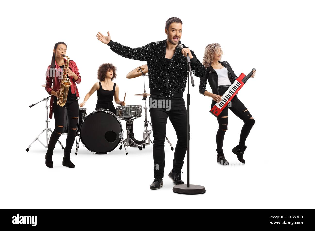 Chanteur masculin jouant avec un groupe de musiciennes isolées sur fond blanc Banque D'Images