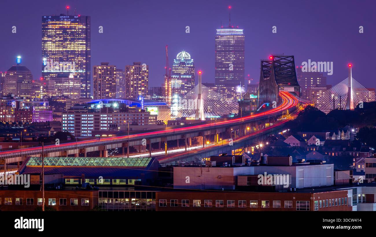 Boston la nuit avec le pont Tobin et le Prudential Center Building Banque D'Images