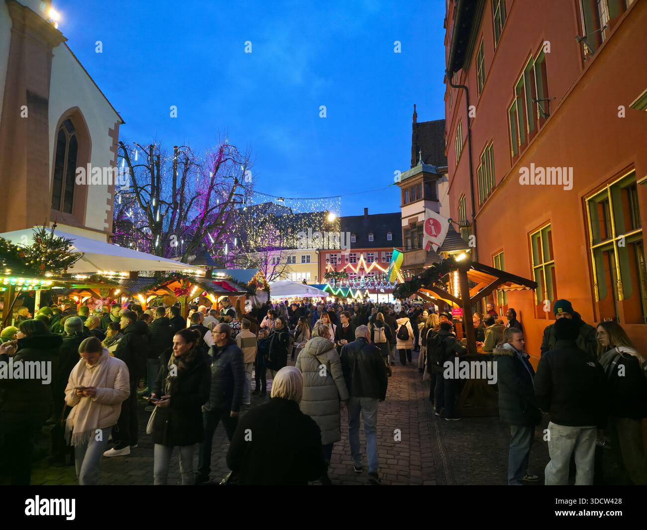 Freiburg im Breisgau, Allemagne, 19 décembre 2025, célèbre marché de Noël dans la vieille ville qui brille doucement après le coucher du soleil Banque D'Images