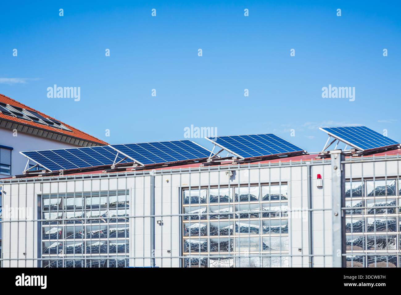 Panneaux solaires sur un toit de bâtiment industriel Banque D'Images