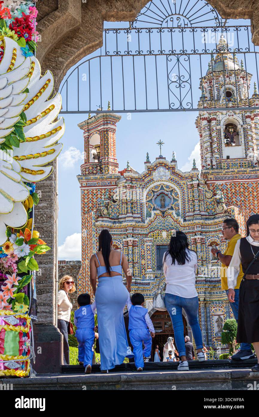 Puebla Mexique, San Andres Cholula, Templo de San Francisco Acatepec, église catholique romaine, façade de carreaux de céramique colorés, architecture baroque ornée, asymm Banque D'Images