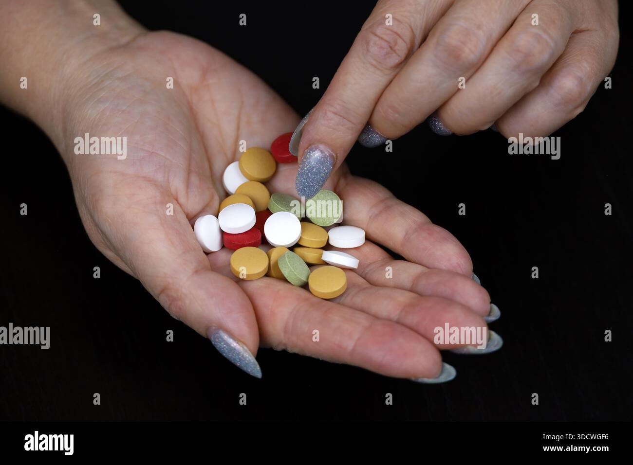 Pilules dans la paume de la main femelle. Concept d'antibiotiques, vitamines, compléments alimentaires Banque D'Images