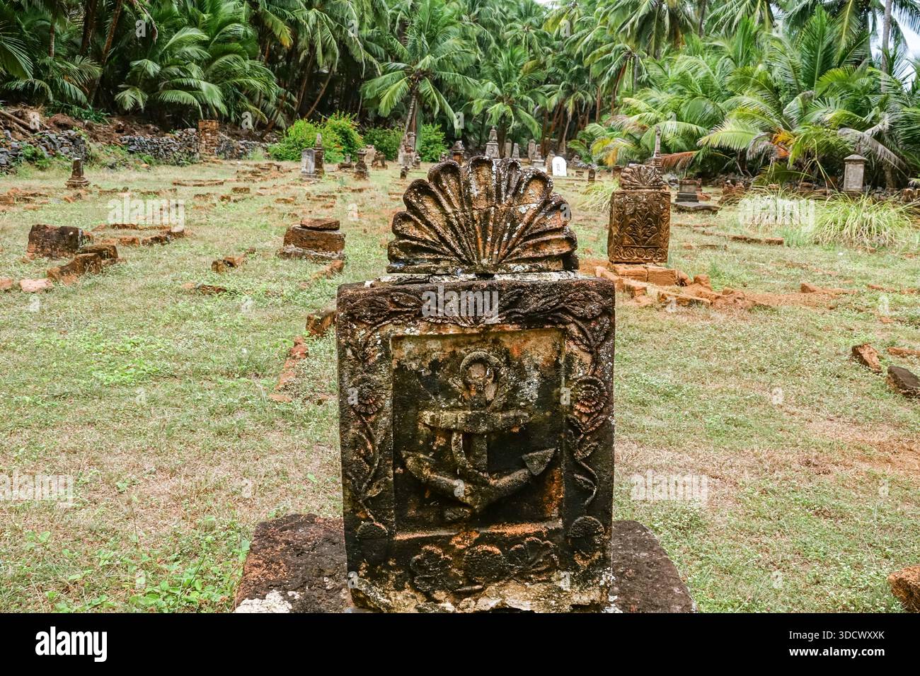 Le cimetière de l’île de St Joseph ou île Saint Joseph, la plus grande des colonies pénitentiaires des îles du Salut connue autrefois collectivement sous le nom d’île du Diable près de Kourou, Guyane française. Le cimetière était réservé aux gardiens de prison et aux membres de leur famille, car les prisonniers étaient simplement jetés dans les eaux infestées de requins autour des îles. Banque D'Images