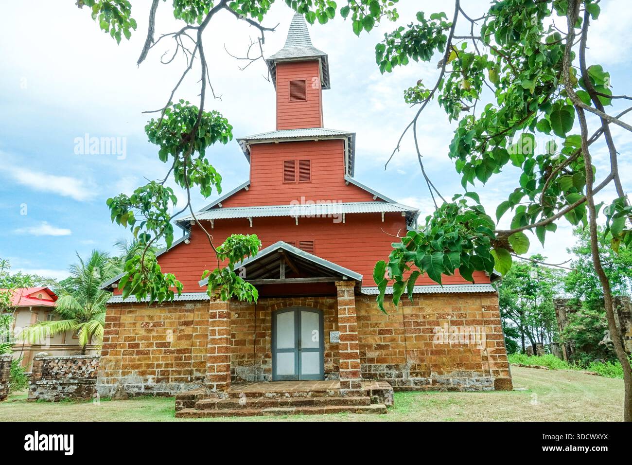 L’église des prisonniers de l’Île Royale ou Royal Island, la plus grande des colonies pénitentiaires des îles du Salut connue sous le nom d’île du Diable près de Kourou, en Guyane française. L'église Banque D'Images