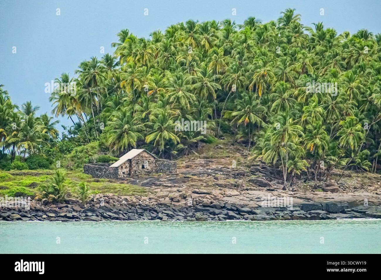 La cabane en pierre entourée de cocotiers qui abritait le prisonnier politique français, le capitaine Alfred Dreyfus, sur l’île du Diable, dans les colonies pénitentiaires des îles du Salut, près de Kourou, en Guyane française. Dreyfus, un prisonnier politique a été maintenu en isolement au chalet de 1895 à 1899. Banque D'Images