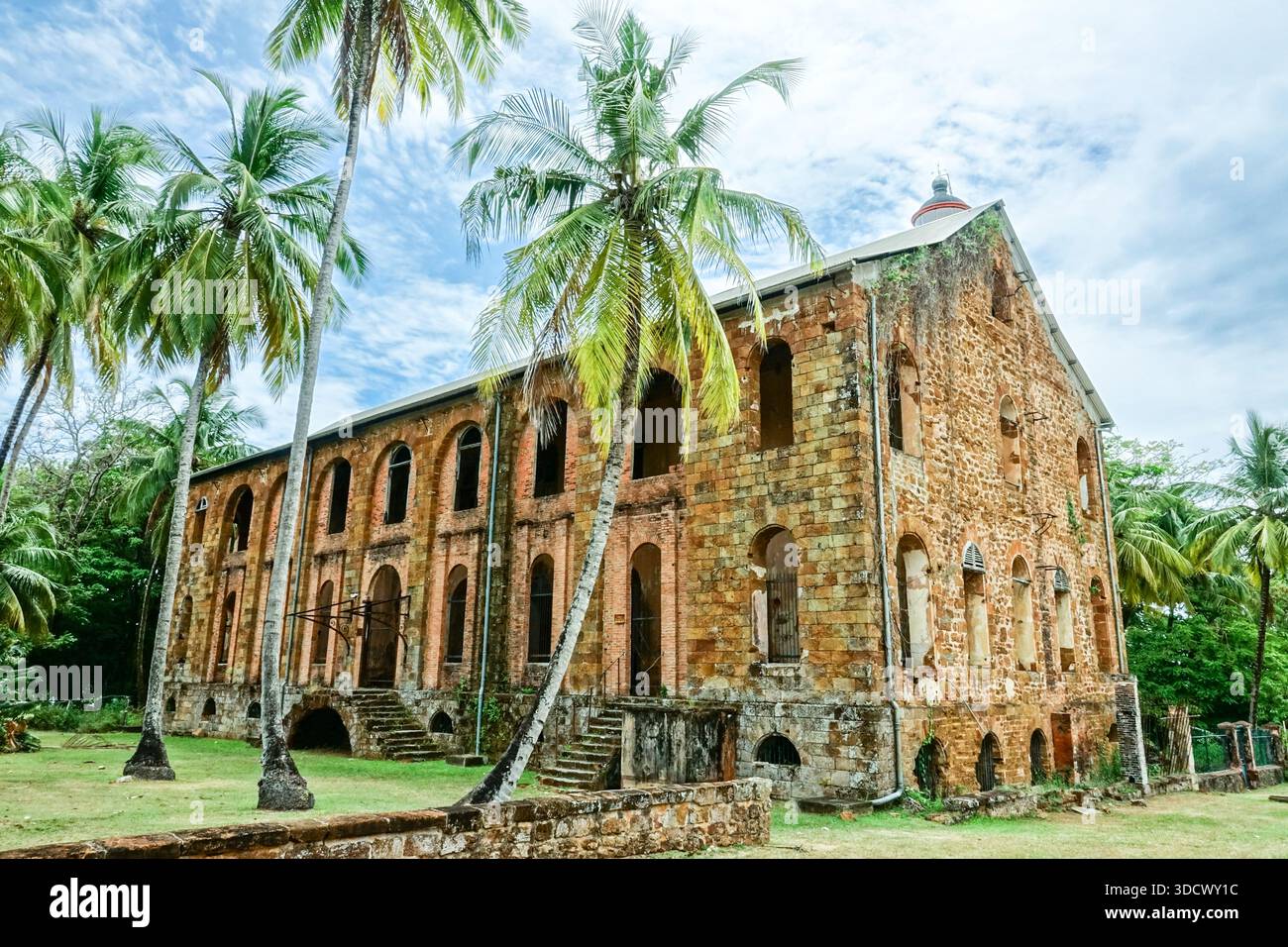 L’hôpital des prisonniers de l’Île Royale ou Royal Island, la plus grande colonie pénitentiaire des îles du Salut connue sous le nom d’île du Diable près de Kourou, en Guyane française. L'église Banque D'Images