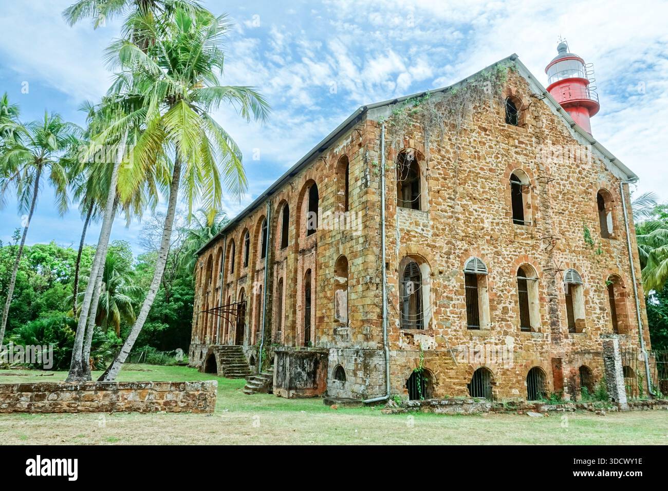 L’hôpital des prisonniers de l’Île Royale ou Royal Island, la plus grande colonie pénitentiaire des îles du Salut connue sous le nom d’île du Diable près de Kourou, en Guyane française. L'église Banque D'Images