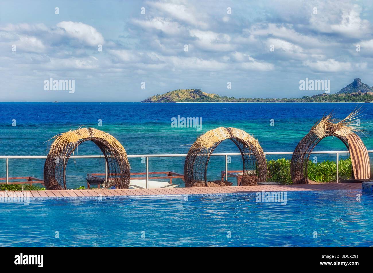 Fidji îles du pacifique récifs coralliens Resort touristique dans un climat tropical piscine infinie en bord de mer surplombant la baie de récif corallien. Banque D'Images
