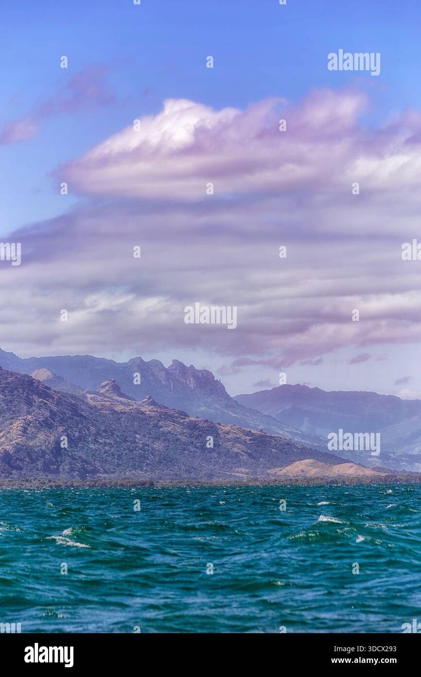 Le pic de montagne géant endormi aux îles Fidji de destination touristique tropicale dans le Pacifique Nadi aux îles Mamanuca voyage en bateau. Banque D'Images
