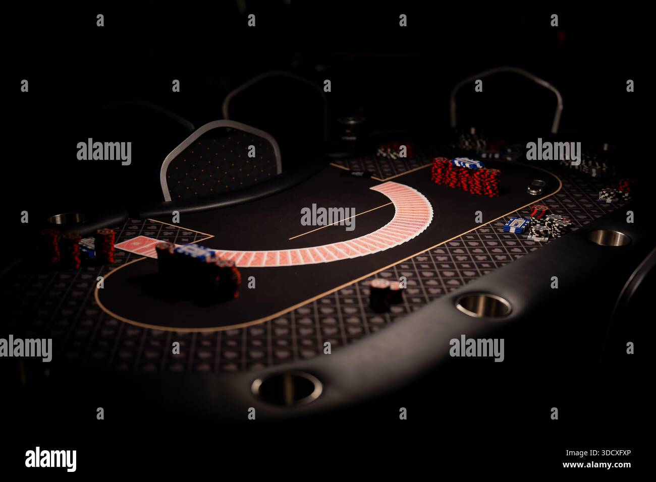 Vue large de la table de poker de casino professionnel avec des cartes à jouer étalées, jetons empilés, positions de Paris, et la disposition du croupier préparé pour le jeu en direct Banque D'Images