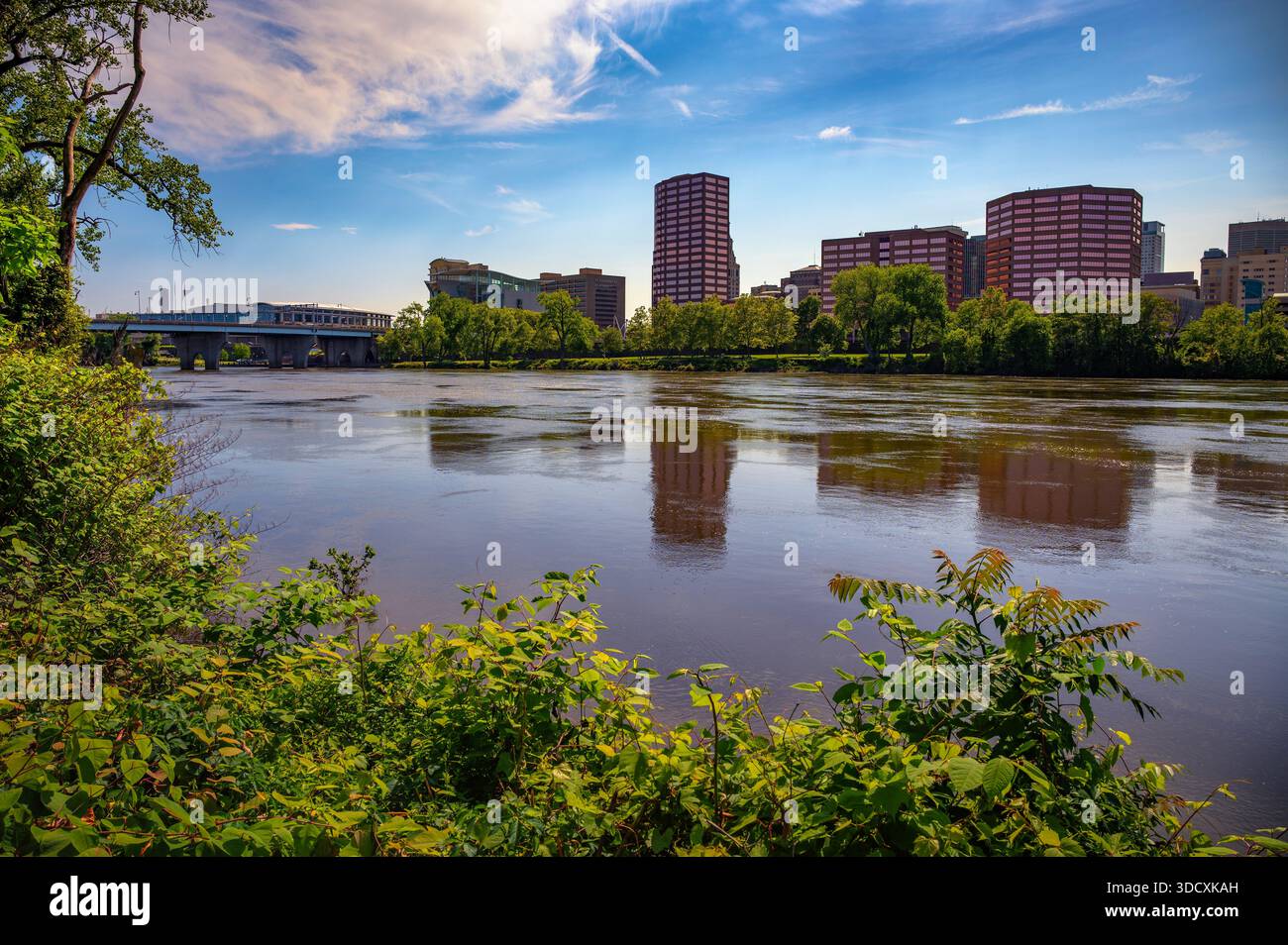 Hartford Downtown Skyline de l'autre côté de la rivière Connecticut Banque D'Images