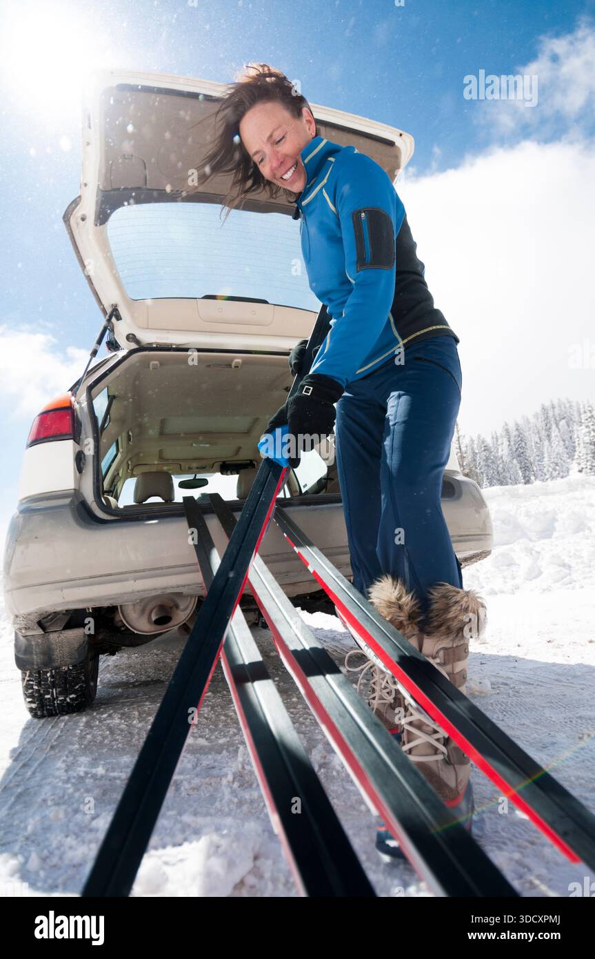 Une jeune femme se prépare à skier sur des skis nordiques à Jackson Hole, Wyoming. Banque D'Images