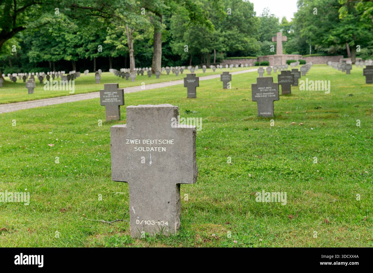 Sandweiler Luxembourg juin 2025 Sandweiler cimetière de guerre allemand seconde Guerre mondiale cimetière de guerre militaire allemand. Zwei Deutsche Soldaten. Deux Germa Banque D'Images