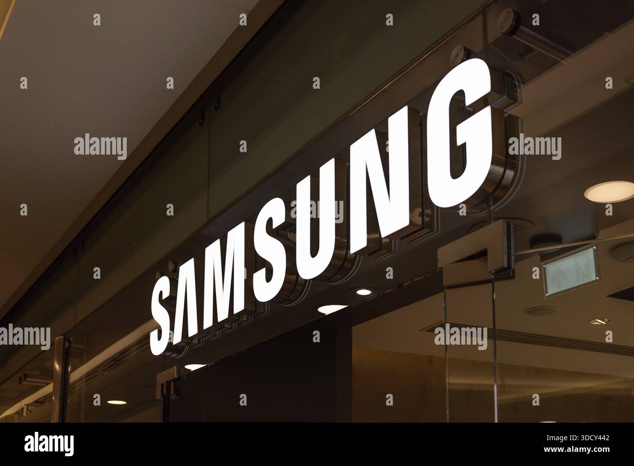 Logo lumineux de l'enseigne Samsung Store. Londres, Royaume-Uni, 17 février 2024 Banque D'Images