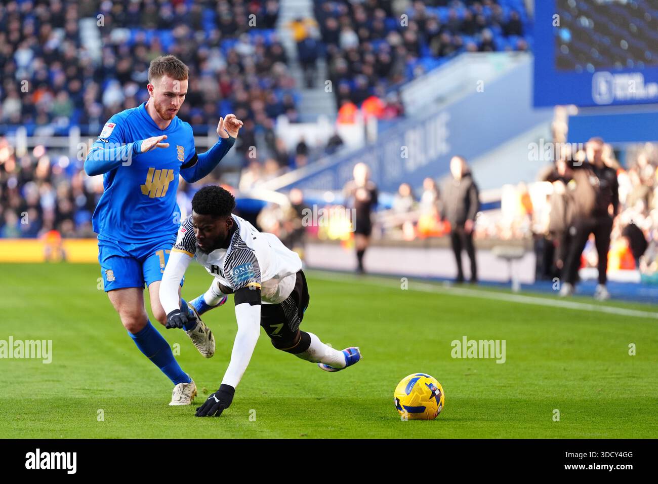 Patrick Agyemang de Derby County (à droite) et Marc Leonard de Birmingham City se battent pour le ballon lors du Sky Bet Championship match à St Andrew's @ Knighthead Park, Birmingham. Date de la photo : vendredi 26 décembre 2025. Banque D'Images