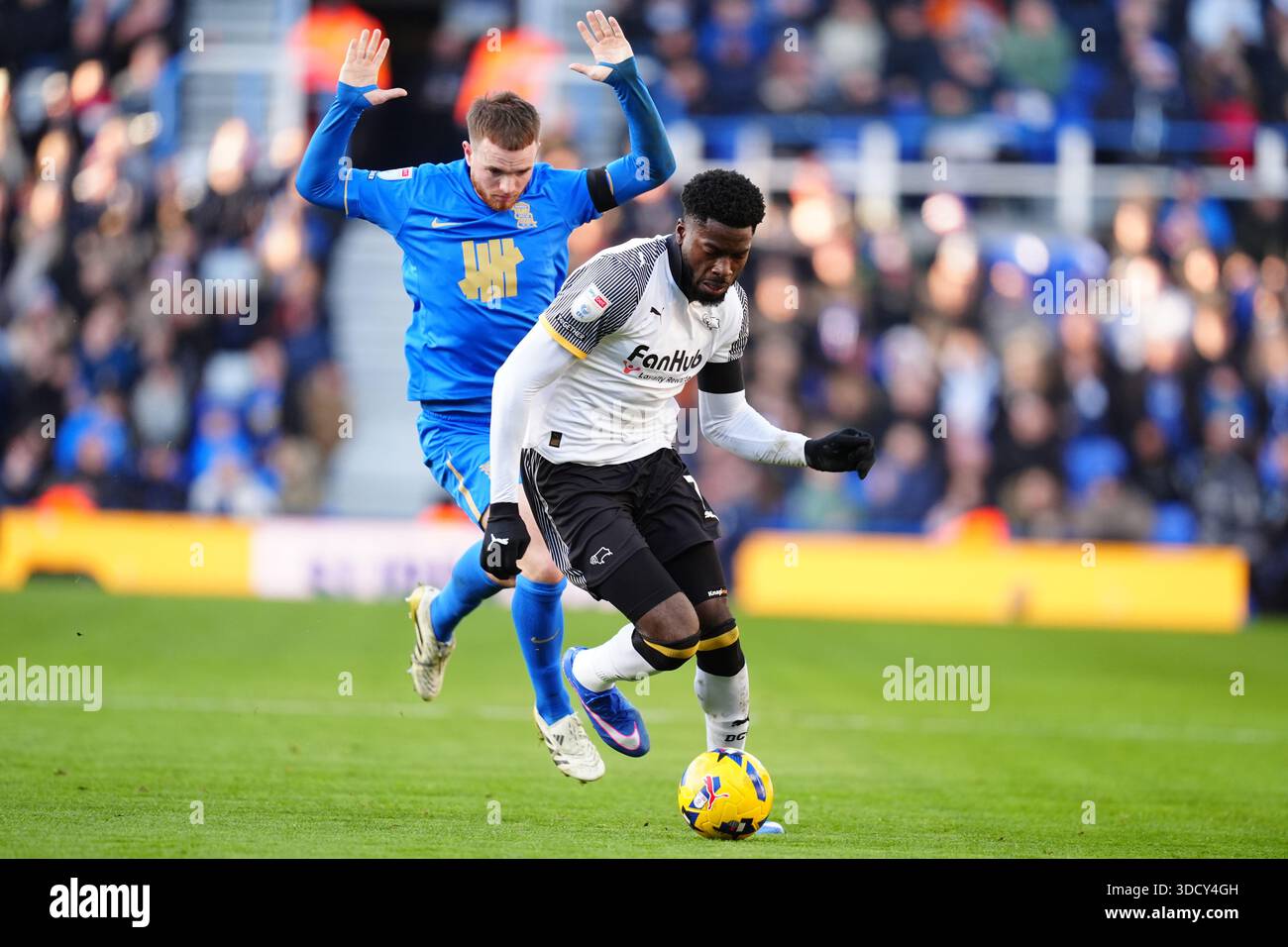 Patrick Agyemang de Derby County (à droite) et Marc Leonard de Birmingham City se battent pour le ballon lors du Sky Bet Championship match à St Andrew's @ Knighthead Park, Birmingham. Date de la photo : vendredi 26 décembre 2025. Banque D'Images