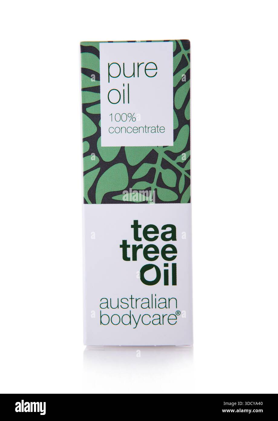 LONDRES, Royaume-Uni - 10 JUILLET 2025 : paquet d'huile d'arbre à thé médical par Australian Bodycare sur blanc. Banque D'Images