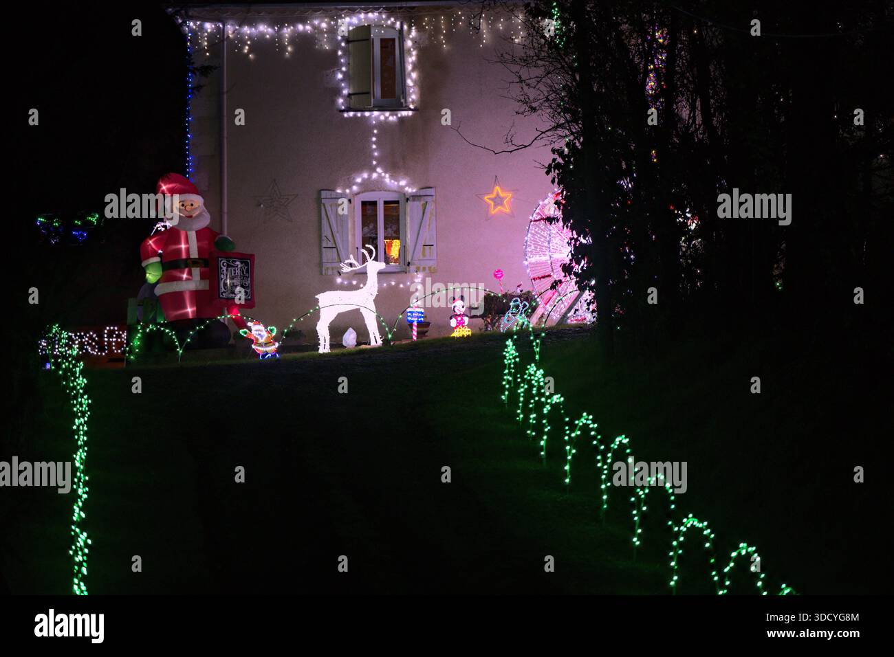 FRANCE, TOULOUSE, 2023-12-10.Maison illuminée pour Noël. Photographié par Sébastien Pignol. FRANCE, TOULOUSE, 2023-12-10. Maison illuminée pour No Banque D'Images