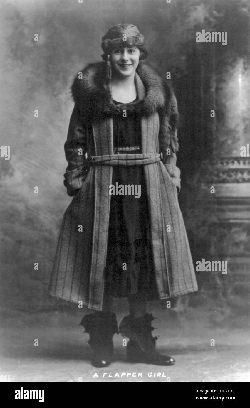 Portrait d'une jeune femme flapper en 1922, reflétant la mode et le style des Années folles et l'image changeante des femmes au début du XXe siècle. Banque D'Images