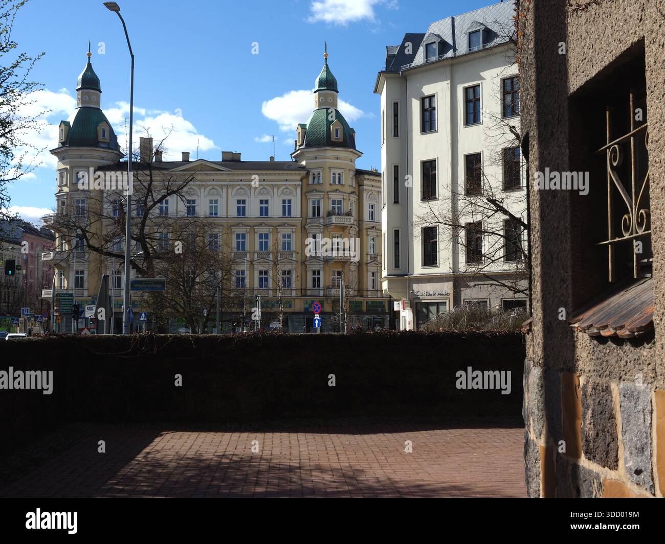 Bâtiments résidentiels néo-classiques de la fin du XIXe siècle au début du XXe siècle dans une rue de la ville de Szczecin, Pologne, photographiés à la lumière du jour. Banque D'Images
