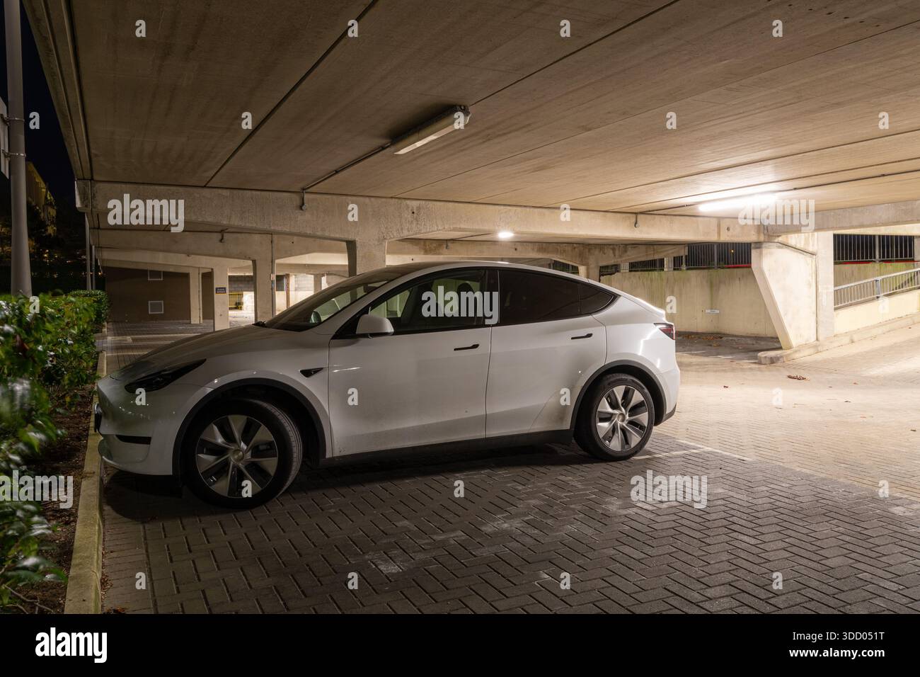 Une seule voiture garée dans un parking souterrain Banque D'Images
