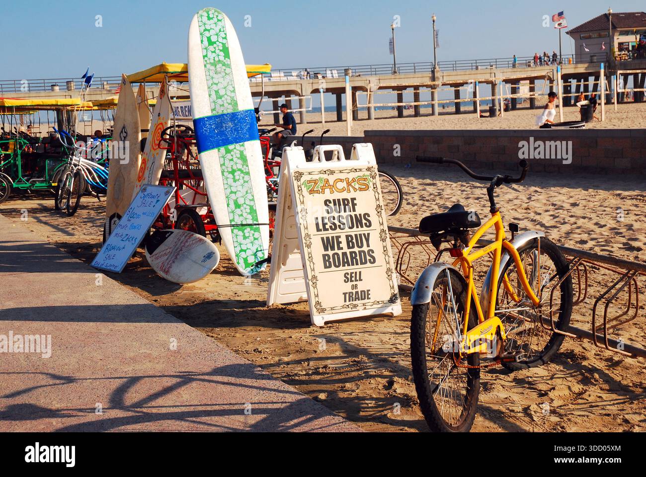 Huntington Beach, CA, USA septembre 25 2012 Un panneau annonce des leçons de surf et un programme de rachat de planche de surf un jour d'été à Huntington Beach, Californie Banque D'Images