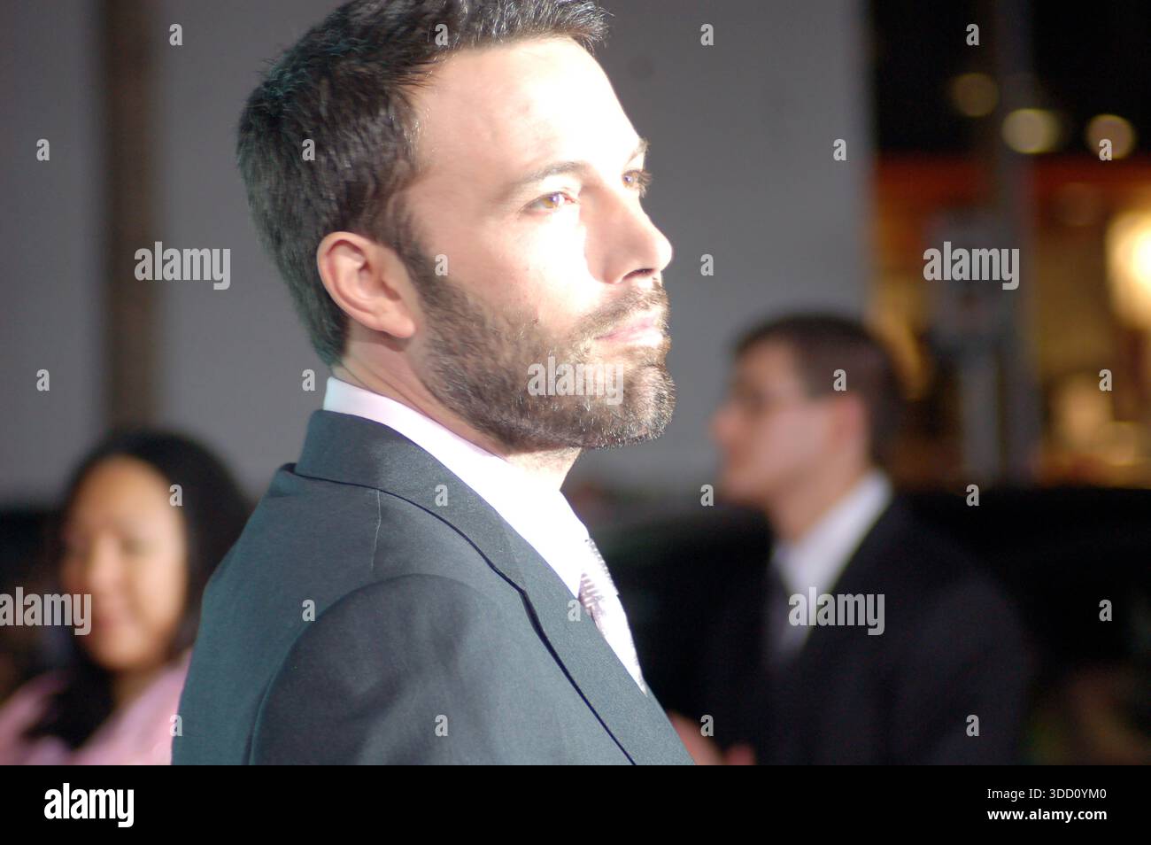 Ben Affleck pose sur le tapis rouge vêtu d’un costume classique lors de la première de Warner Bros. « He’s Just Not That Into You » qui s’est tenue au Grauman’s Chinese Theatre le 2 février 2009 à Los Angeles, en Californie. Banque D'Images