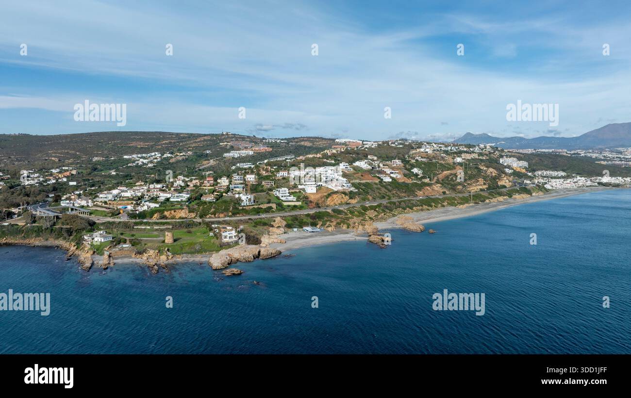 Vue aérienne de la plage de Chullera sur la Costa del sol à Malaga, Andalousie Banque D'Images