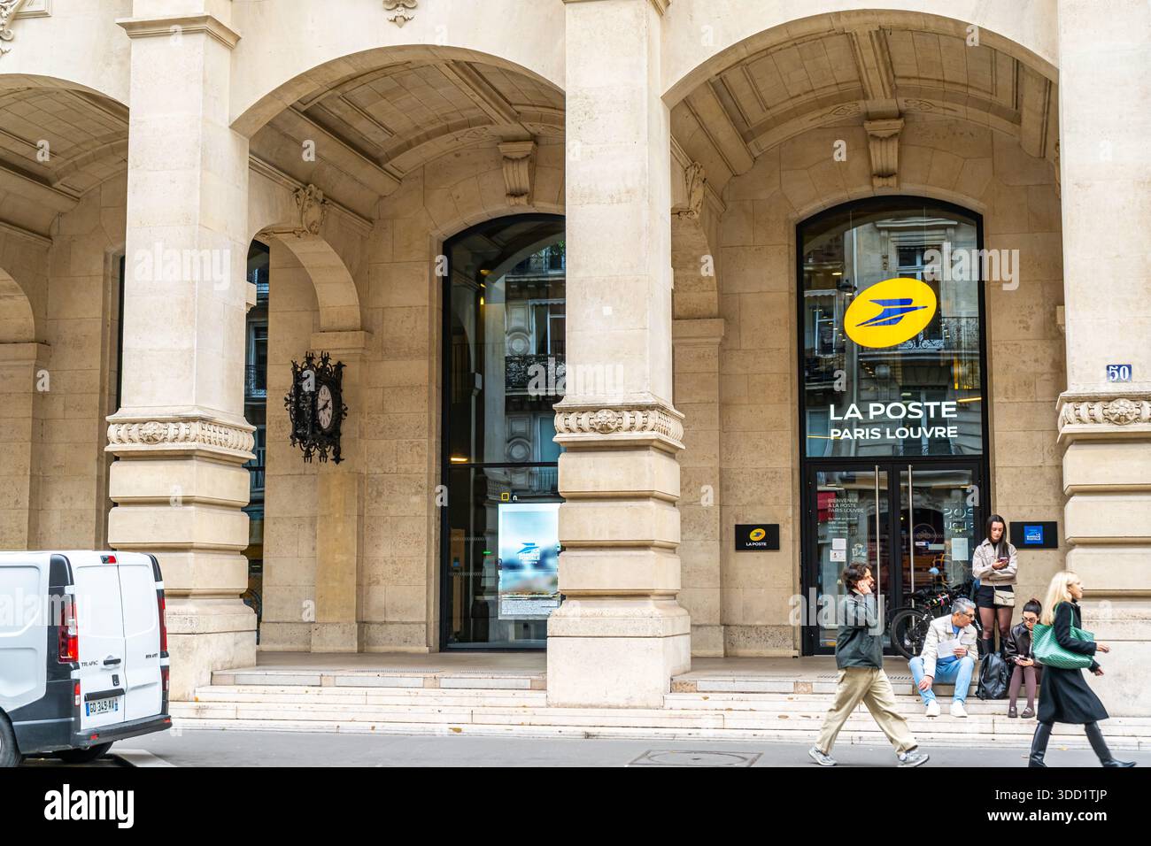 Paris, France - 29 octobre 2025 : LA POSTE Paris Louvre logo jaune marque entrée bureau de poste. Affichage de vitre de porte Banque D'Images