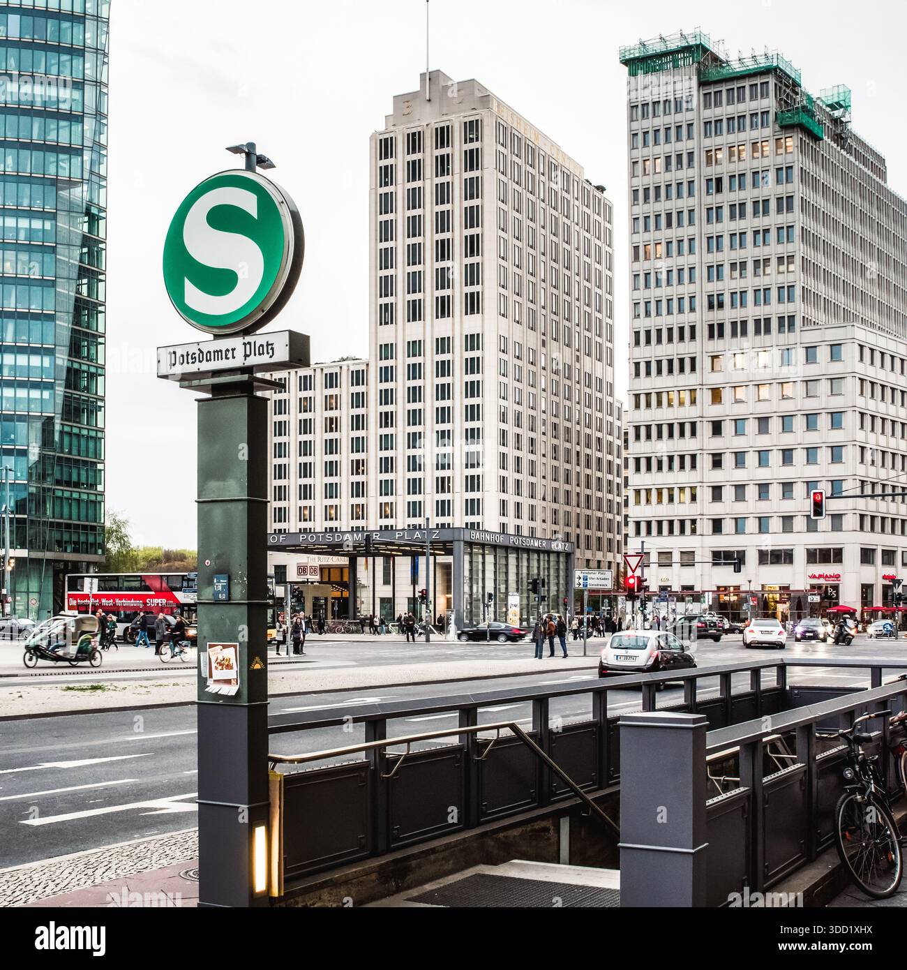 Berlin, Allemagne - 6 avril 2017 : Potsdamer Platz avec panneau d'entrée de métro, circulation et immeubles de bureaux modernes dans le quartier central des affaires de BE Banque D'Images