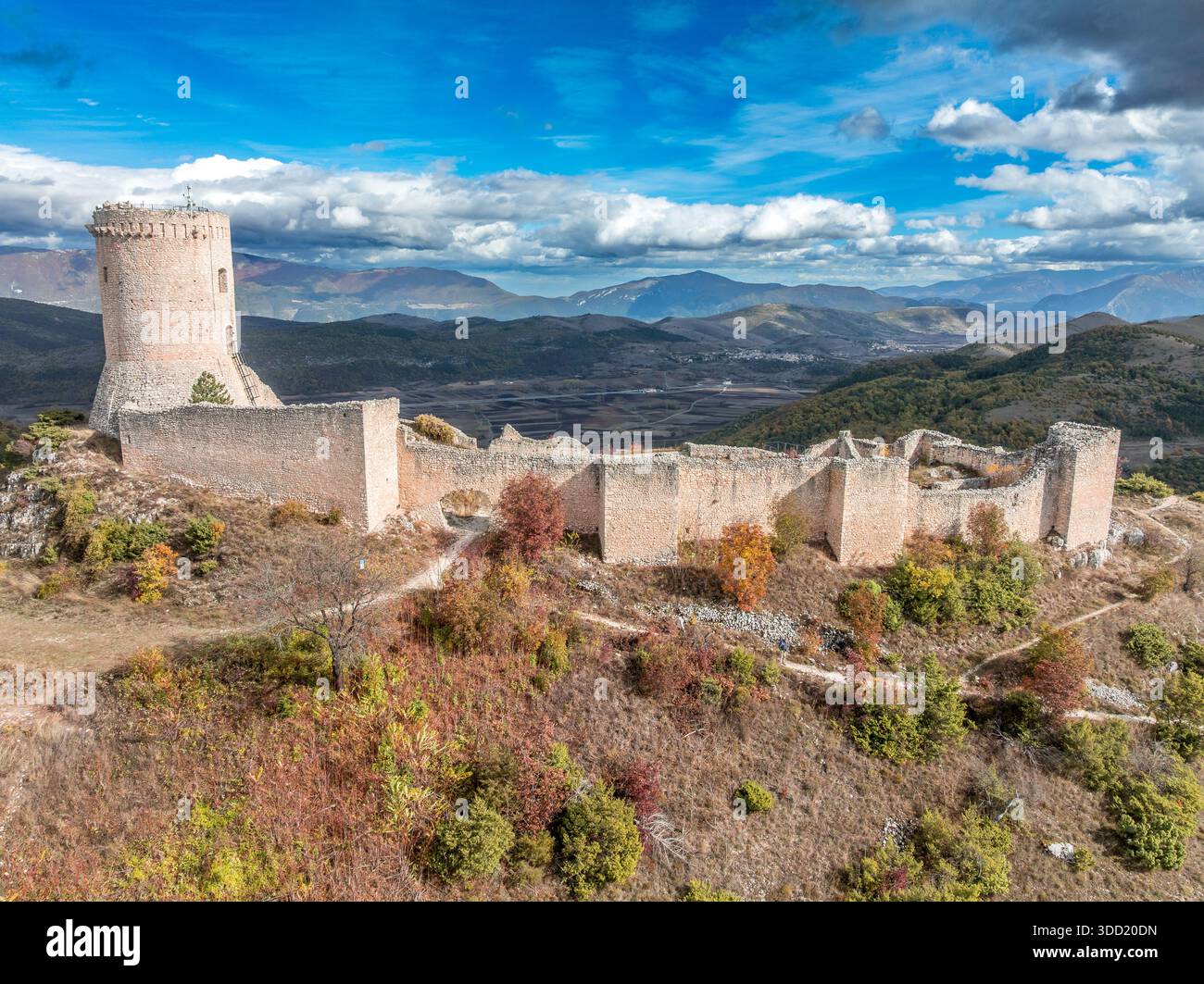 Vue aérienne du château de Bominaco en Italie avec donjon circulaire sur une colline spectaculaire, ciel nuageux bleu Banque D'Images