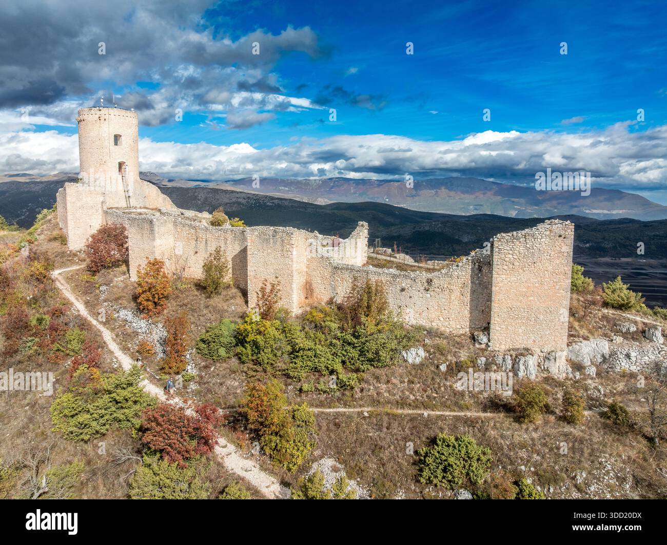 Castello di Bominaco : forteresse médiévale du XVe siècle surplombant le plateau Navelli et les majestueux sommets des Apennins dans les Abruzzes Banque D'Images