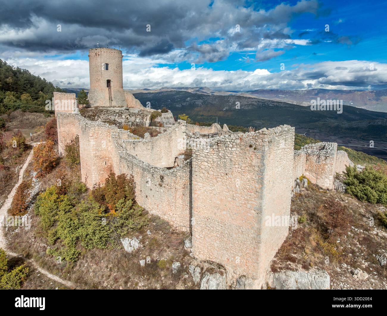 Castello di Bominaco : forteresse médiévale du XVe siècle surplombant le plateau Navelli et les majestueux sommets des Apennins dans les Abruzzes Banque D'Images