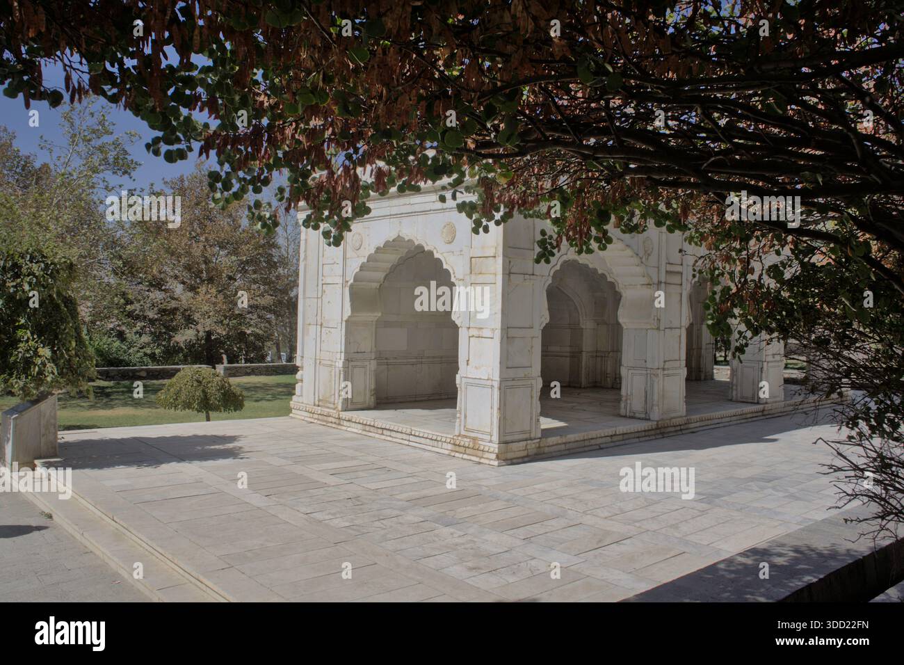 Pavillon de style moghol dans le jardin Bagh-e Babur Kaboul Afghanistan – Arches de marbre blanc encadrées par des feuilles d'automne 2025 Banque D'Images