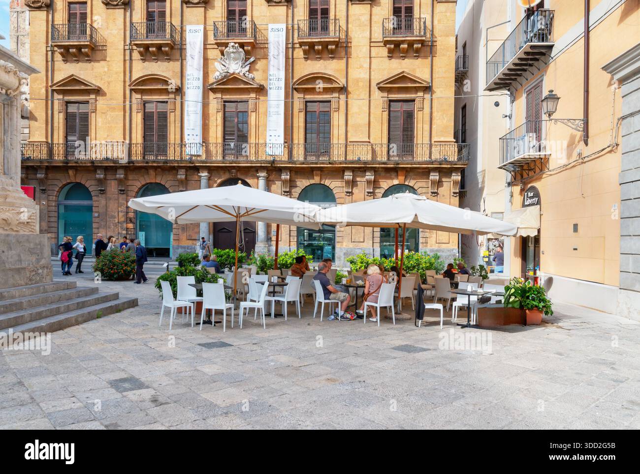 Café en plein air, Palerme, Sicile, Italie Banque D'Images