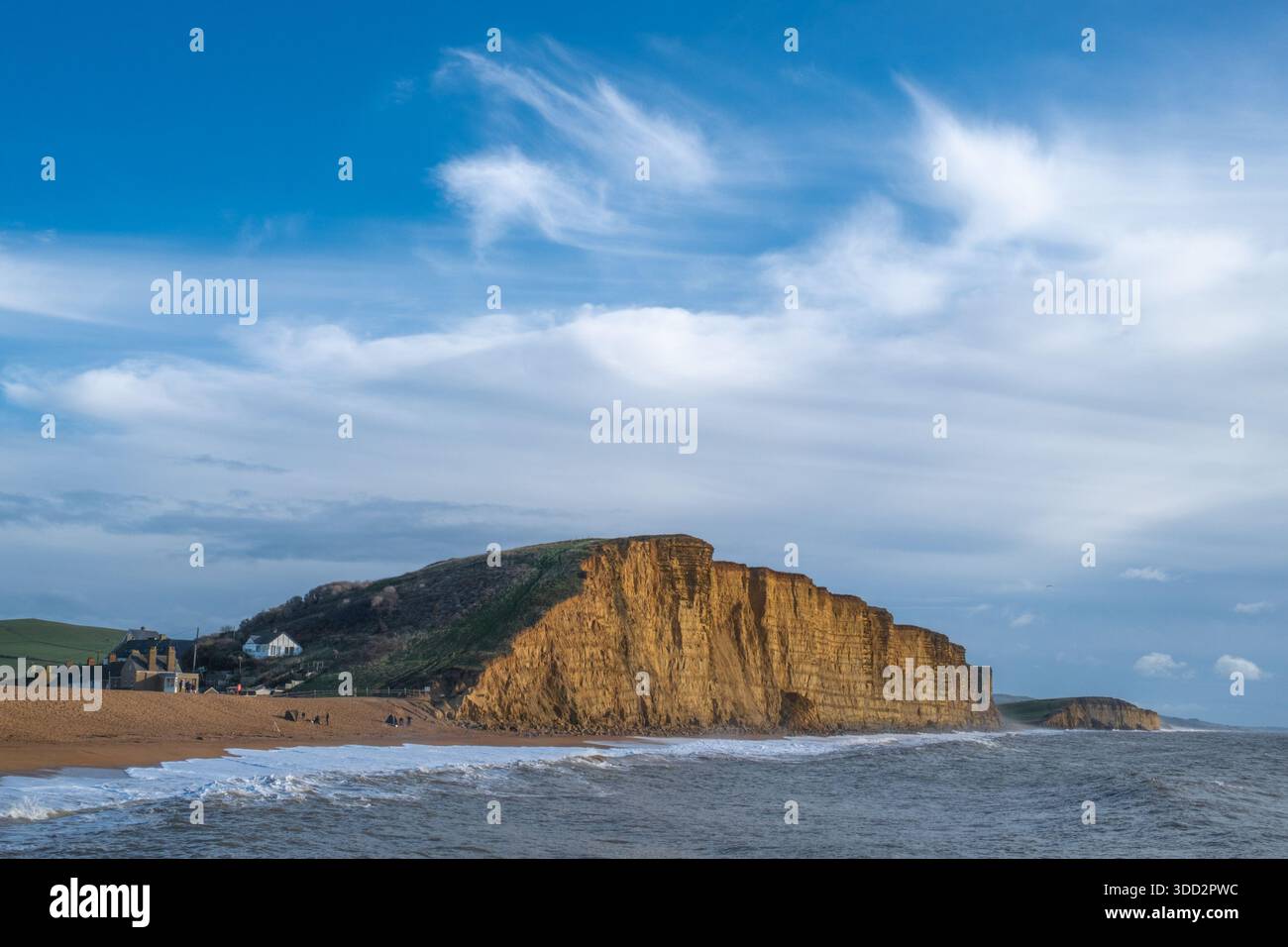 Les superbes falaises de West Bay à West Bay près de Bridport avec un doux soleil d'hiver illuminant les falaises. Banque D'Images