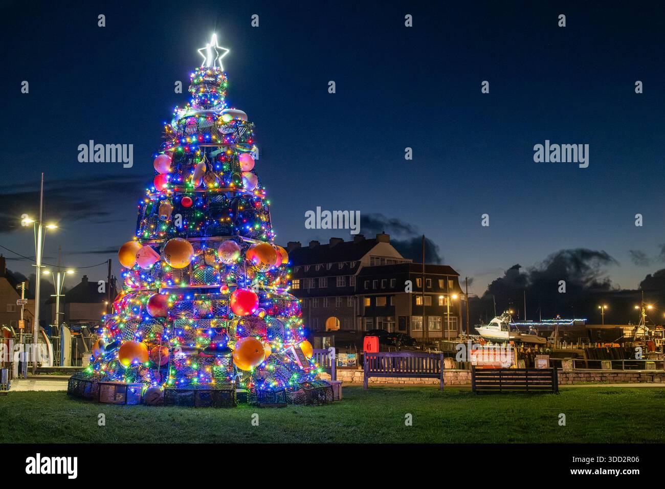 Arbre de Noël central à West Bay à côté de Bridport Harbour à Noël. L'arbre est fabriqué à partir de casiers à homard et de bouées d'amarrage. Banque D'Images