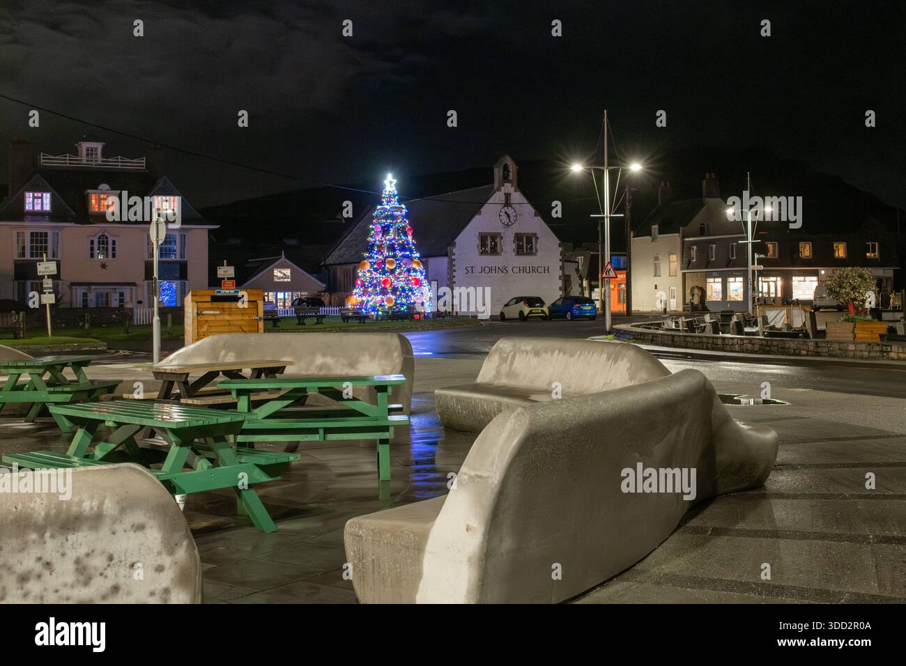 Noël à West Bay près de Bridport avec un arbre de Noël central fait de pots de homard et de bouées d'amarrage la nuit. Banque D'Images