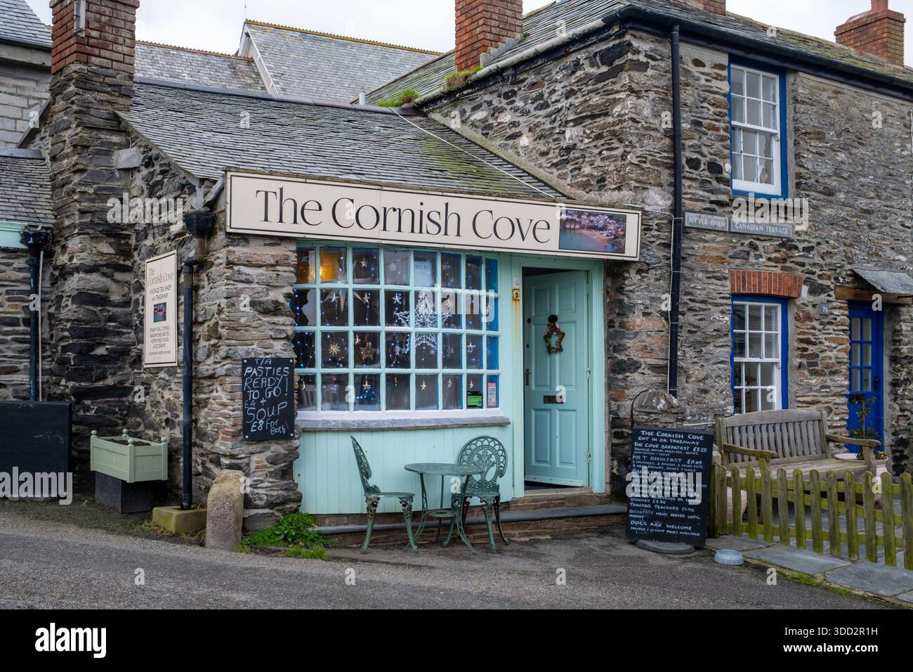 Le très populaire salon de thé Cornish Cove au sommet de la rue Fore et à côté du sentier de la côte sud-ouest dans le populaire village cornoueux de Port Isaac. Banque D'Images