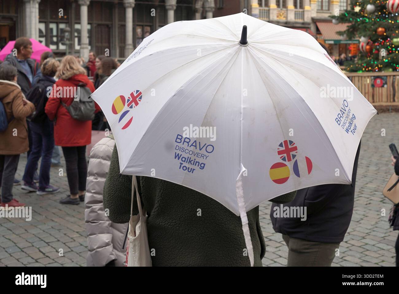 Guides touristiques avec parapluies de marque à Bruxelles, Belgique. Banque D'Images