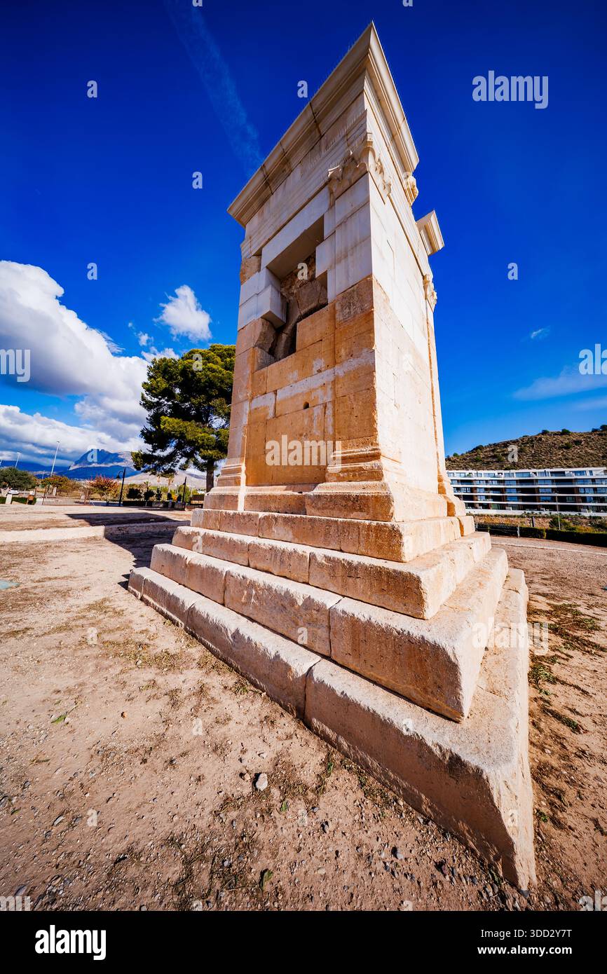 Une vue capturant la perspective diagonale de la tour Sant Josep, soulignant la pierre solide et étagée de sa base et le contraste entre le an Banque D'Images