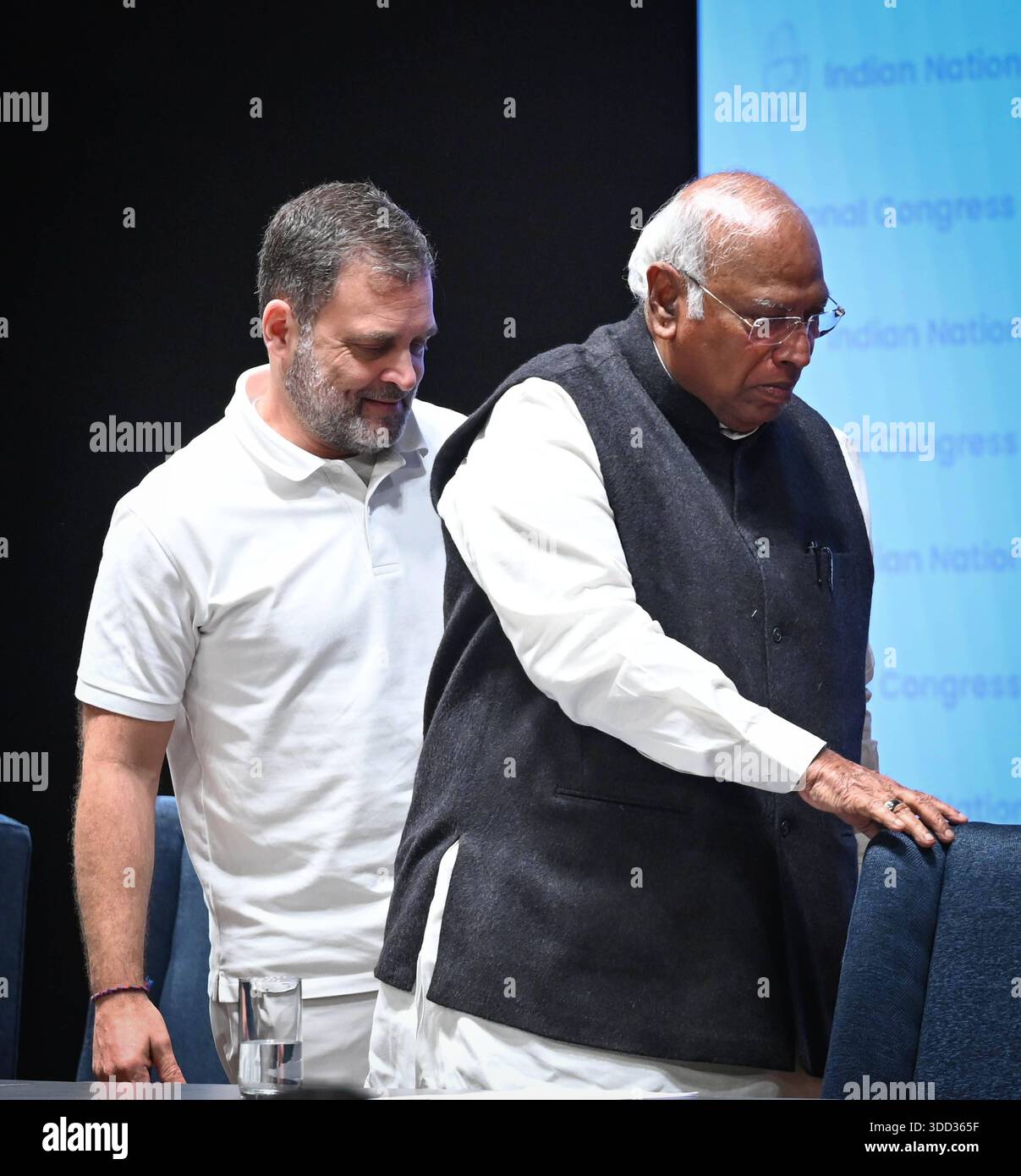 NEW DELHI, INDE - DÉCEMBRE 27 : le président du Congrès, Mallikarjun Kharge, accompagné du chef de l'opposition au Lok Sabha Rahul Gandhi, lors d'une conférence de presse concernant l'abrogation du MGNREGA au siège de l'AICC, Indira Bhawan, le 27 décembre 2025 à New Delhi, Inde. Le gouvernement a promulgué Viksit Bharat - garantie pour Rozgar et Ajeevika Mission : VB - G Ram G Loi 2025 la semaine dernière abrogeant Mahatma Gandhi Loi nationale de garantie de l'emploi rural 2005. Jurant de protéger la loi de garantie de l'emploi rural de l'ère UPA, le Congrès a annoncé un programme national MGNREGA Bachao Abhiyan Save MGNREGA à partir de janvier Banque D'Images