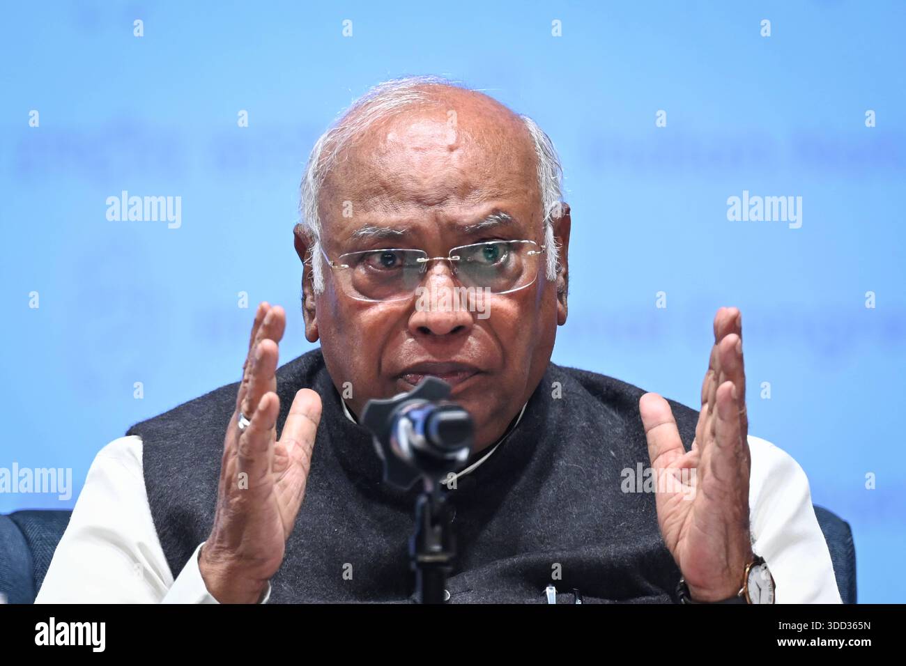 NEW DELHI, INDE - DÉCEMBRE 27 : le Président du Congrès, Mallikarjun Kharge, prononce une conférence de presse concernant l'abrogation de MGNREGA au siège de l'AICC, Indira Bhawan, le 27 décembre 2025 à New Delhi, en Inde. Le gouvernement a promulgué Viksit Bharat - garantie pour Rozgar et Ajeevika Mission : VB - G Ram G Loi 2025 la semaine dernière abrogeant Mahatma Gandhi Loi nationale de garantie de l'emploi rural 2005. Jurant de protéger la loi de garantie de l'emploi rural de l'ère UPA, le Congrès a annoncé un programme national MGNREGA Bachao Abhiyan Save MGNREGA à partir du 5 janvier de l'année prochaine. Photo de Sanchit Khanna/Hindustan Times Congre Banque D'Images